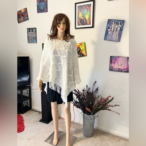 ๐
บNever used Mia & Tess Ivory/Cream Fringe Triangle Point Poncho Wrap One Size - Picture 3 of 12
